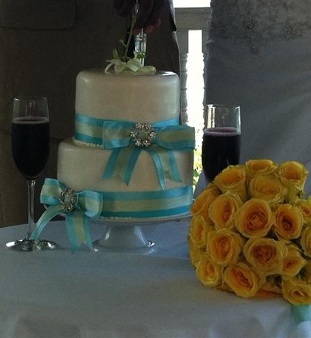 diamonte-brooch-wedding-cake